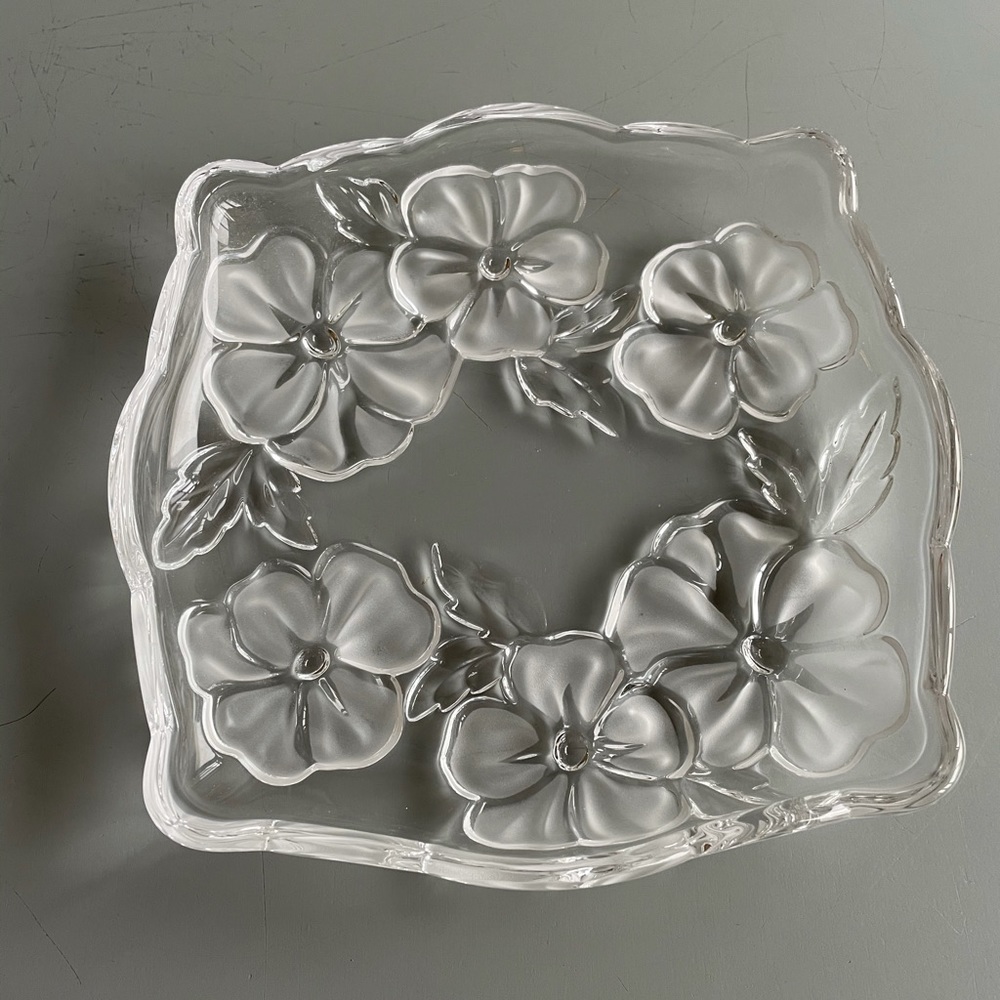 EUC Mikasa Frosted Floral Glass Plate